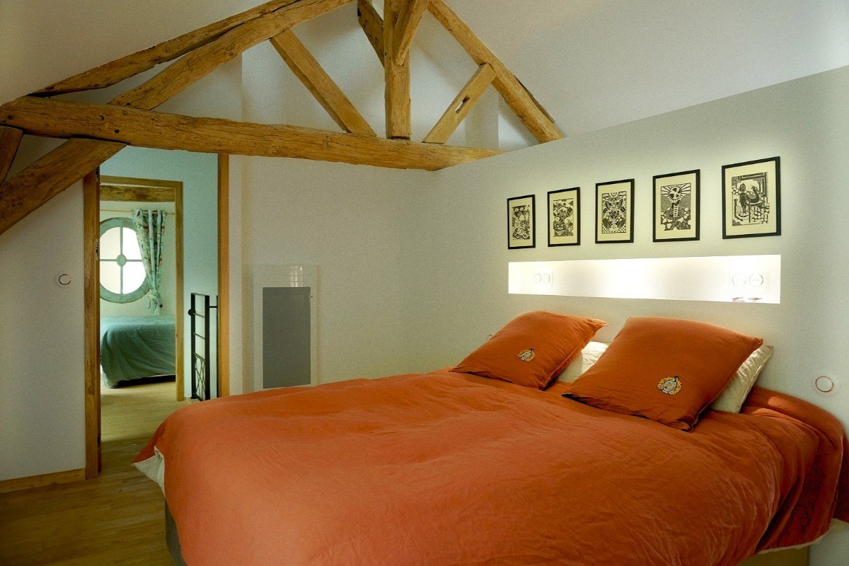 Chambre 2 à l'étage - pour 2 personnes (lit 160 cm) avec salle de bain privative communicante (meuble vasque et baignoire sur pied grande dimension).