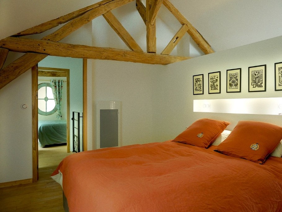 Chambre 2 à l'étage - pour 2 personnes (lit 160 cm) avec salle de bain privative communicante (meuble vasque et baignoire sur pied grande dimension).