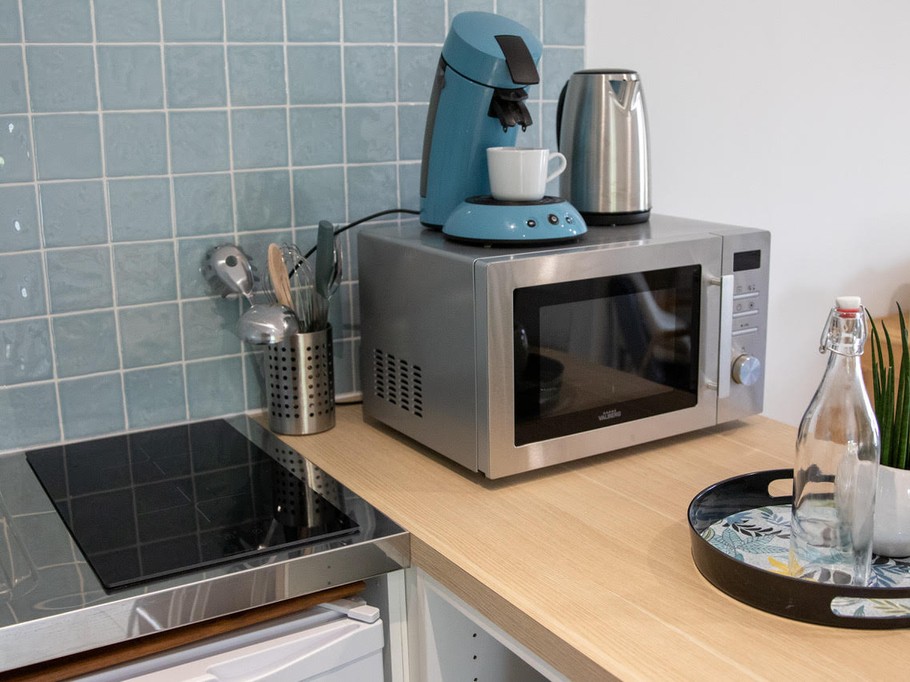 a cuisine ouverte sur le salon du gîte Mer