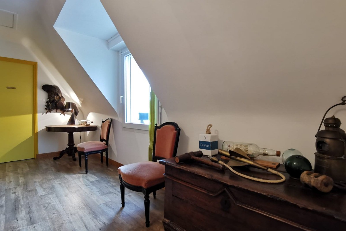 A l'étage couloir desservant 2 chambres