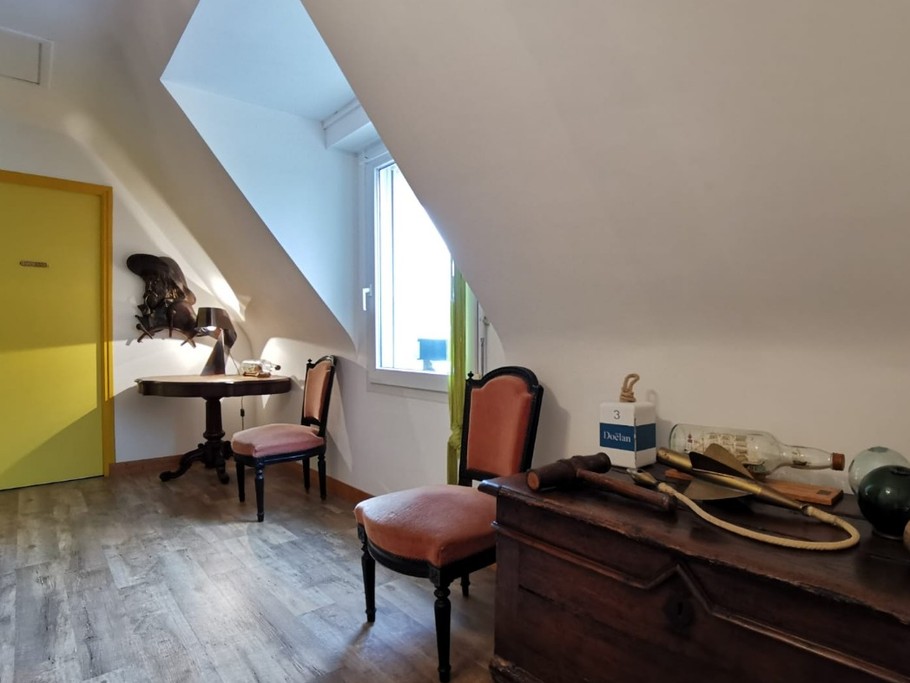 A l'étage couloir desservant 2 chambres