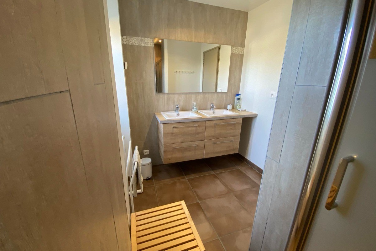 Salle d'eau du rez-de-chaussée avec double vasque