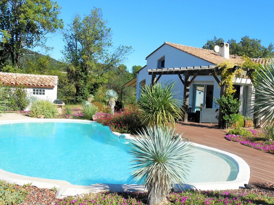 Vue de la piscine et de la terrasse _ Villa Nature au Soleil