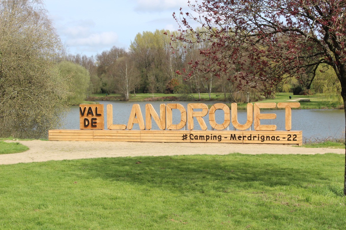 N'hésitez pas à immortaliser le moment en vous prenant en photos lors de votre passage. Montrez-nous vos plus belles photos en nous identifiant et en utilisant nos hashtag #campingmerdrignac22 #valdelandrouet