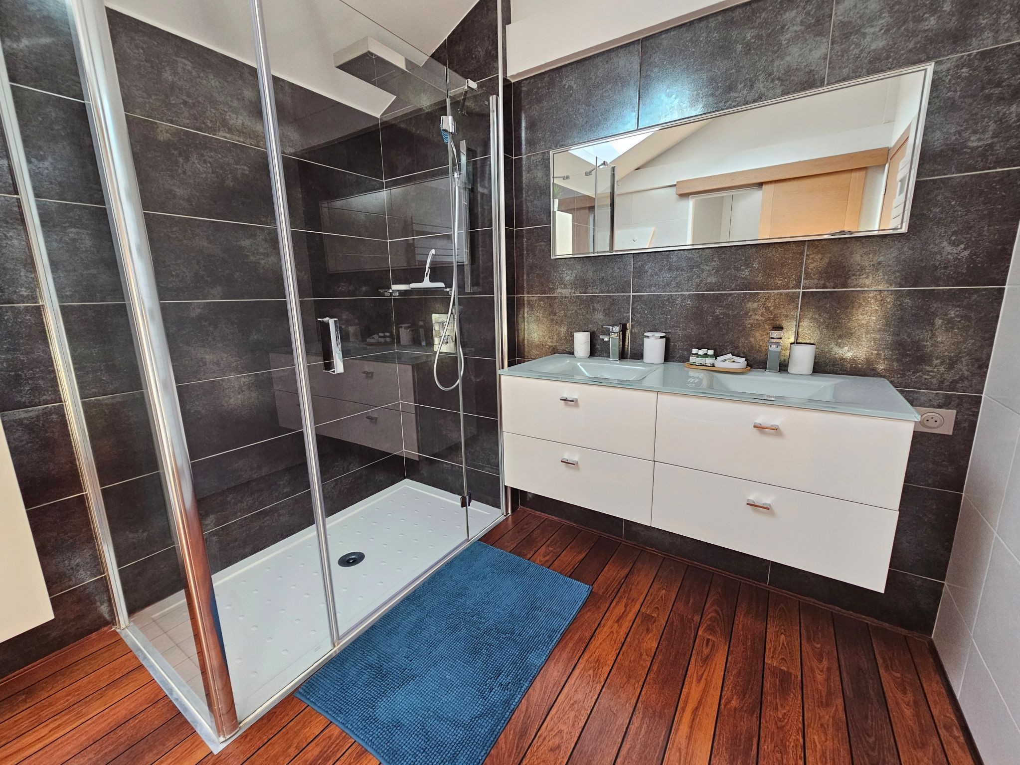 Salle d'eau à l'étage avec WC, double vasque et douche à l'italienne