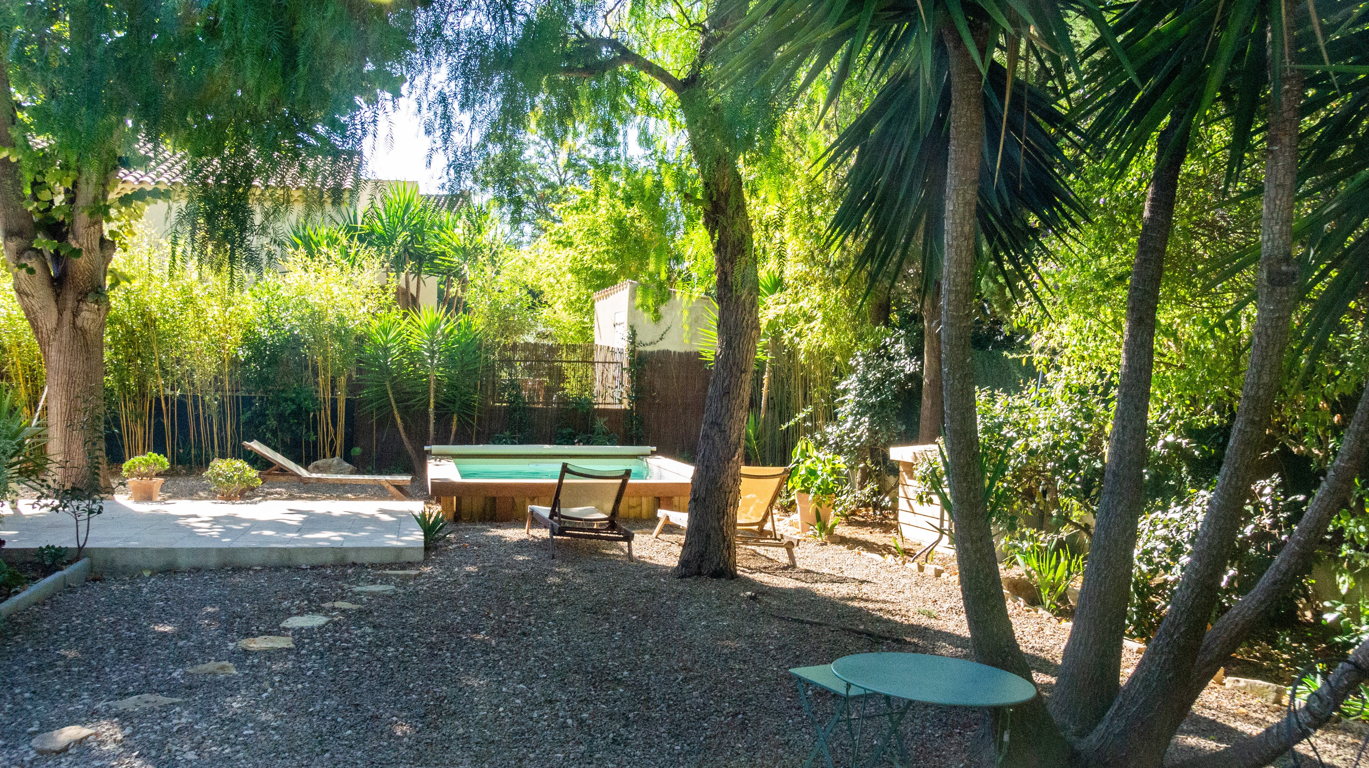 Le jardin (800m2) de l'autre côté de la maison
