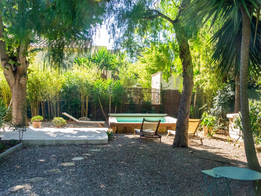 Le jardin (800m2) de l'autre côté de la maison