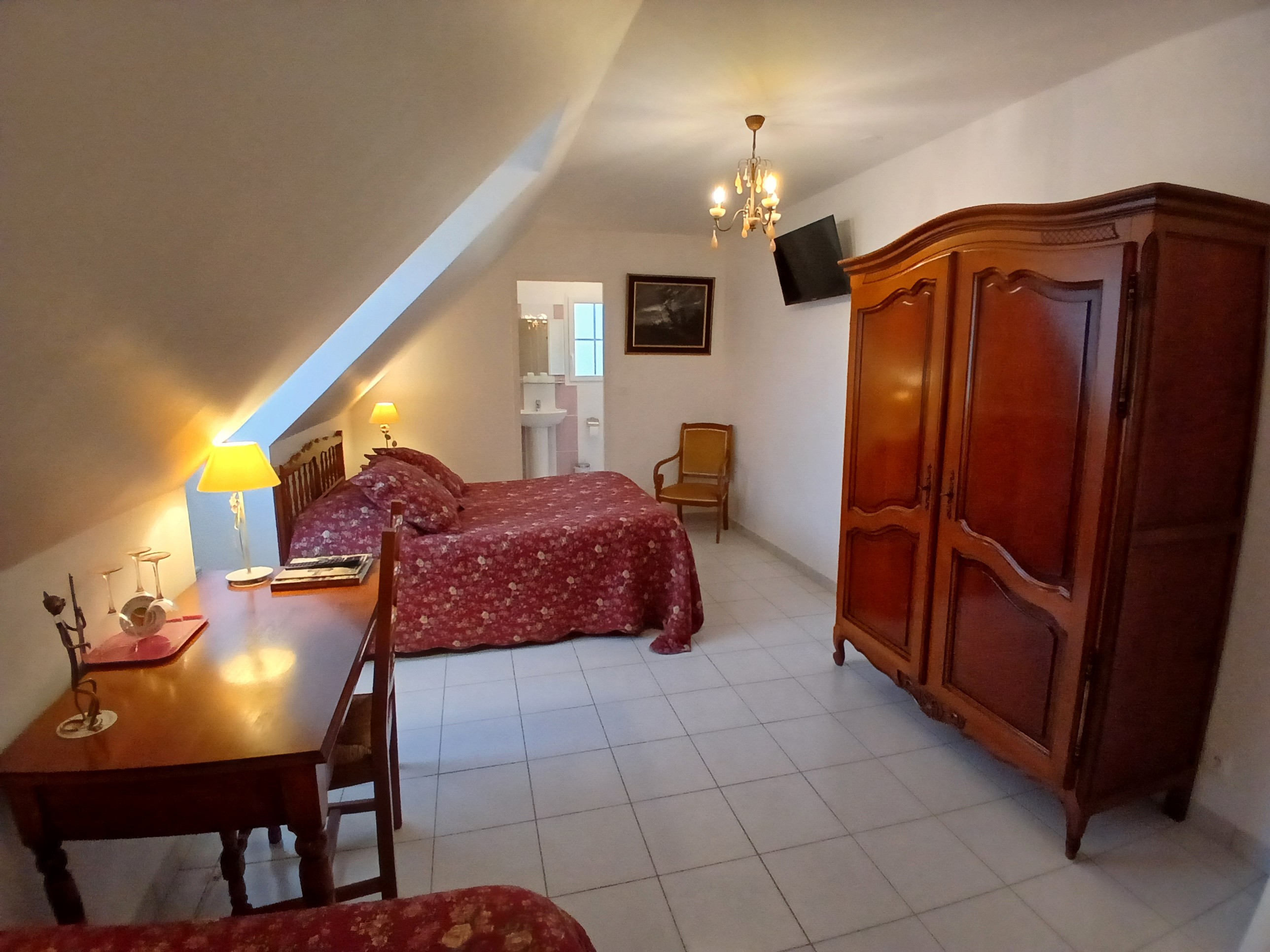 CHAMBRE ROUGE FAMILIALE 3 PERSONNES