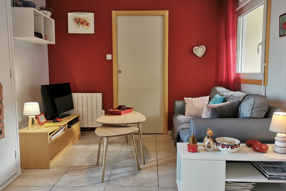 salon avec porte fermée sur la chambre de plain-pied