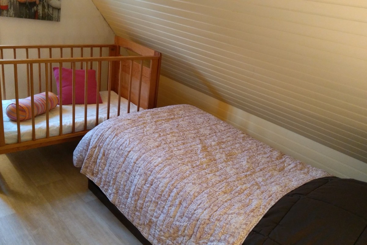 chambre 4 avec 1 lit adulte et 1 lit bébé