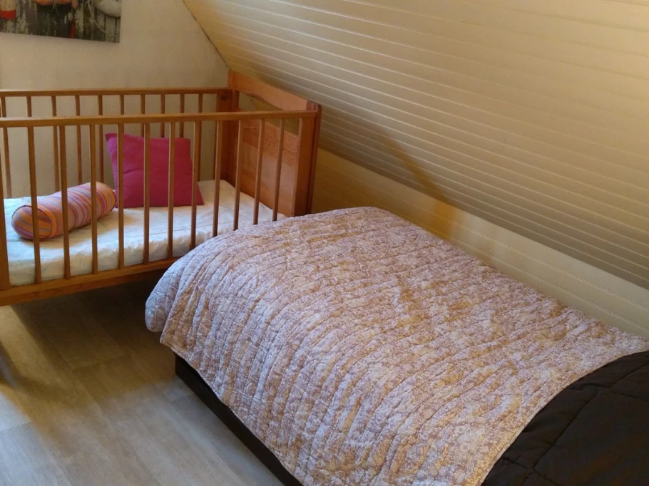 chambre 4 avec 1 lit adulte et 1 lit bébé