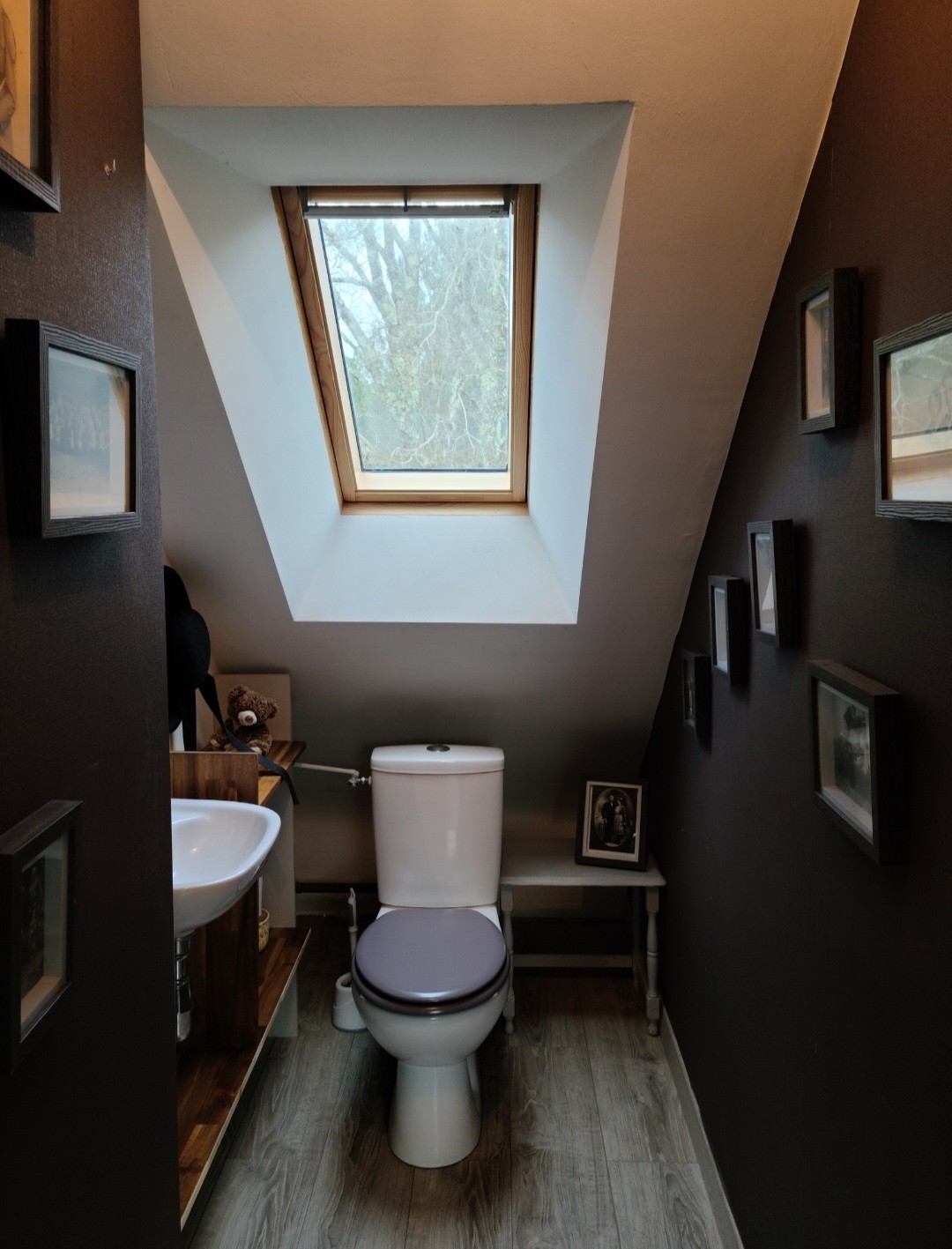 WC , petit lavabo à l'étage.