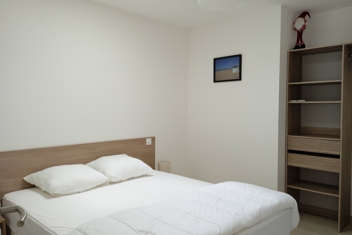 Chambre 2 avec un lit en 160