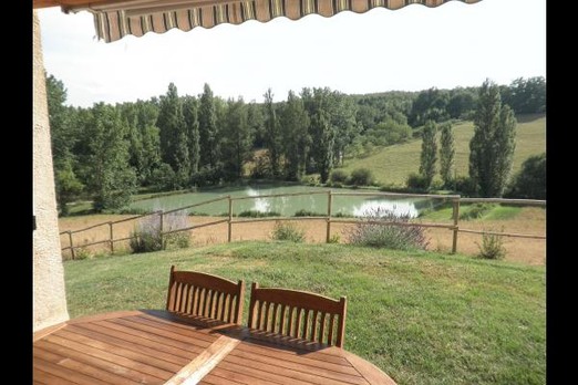 Vue du lac depuis sa terrasse couverte