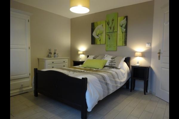 Chambre sud avec porte fenêtre vers la piscine