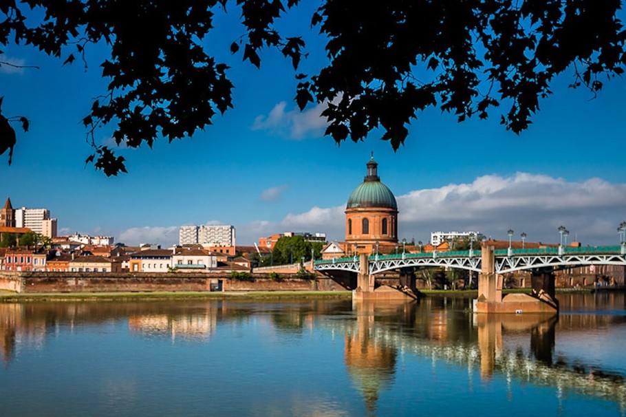 Toulouse Dôme de Lagrave et la Garonne