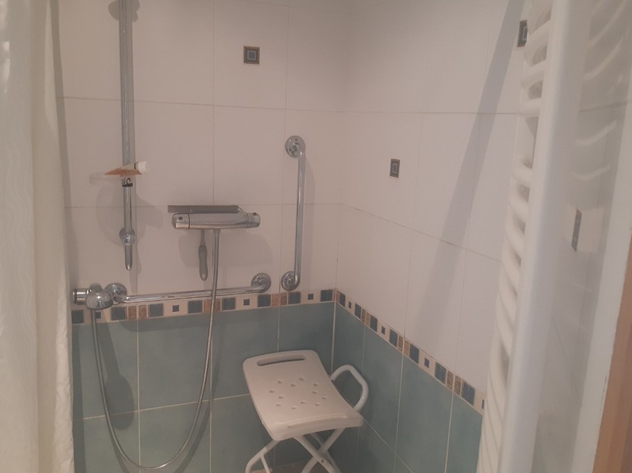 Salle d'eau labellisée handicapés - Gîte Les Coquelicots - Super Besse (Puy de Dôme, 63)