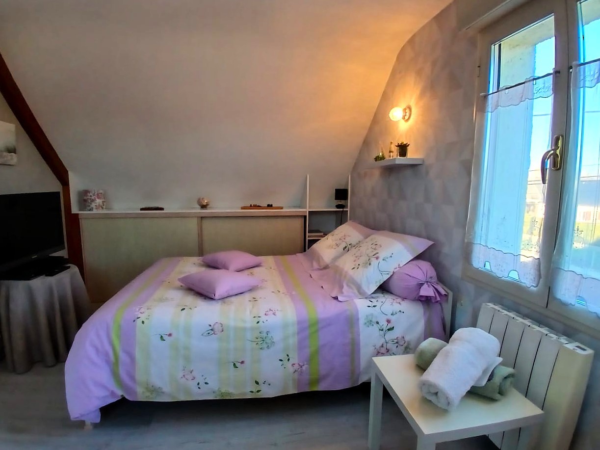 Bedroom 1 - 140 x 190 cm bed with desk, kettle and tea set, TV, wardrobe and chest of drawers.