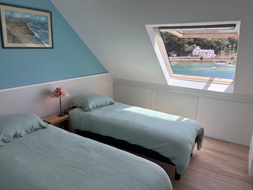 Floor: Bedroom 2 – 2 single beds