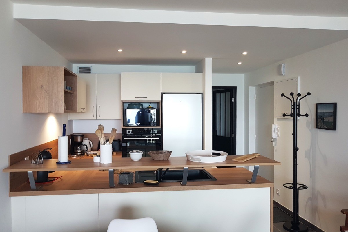 La pièce de vie avec coin cuisine aménagée et toute équipée, coin séjour, coin salon, et véranda.
Appartement entièrement refait à neuf en 2024.