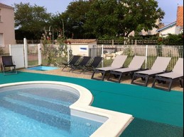 La piscine sécurisée et chauffée vue du ciel, Les Trémières à Bourcefranc-le-Chapus en Charente maritime