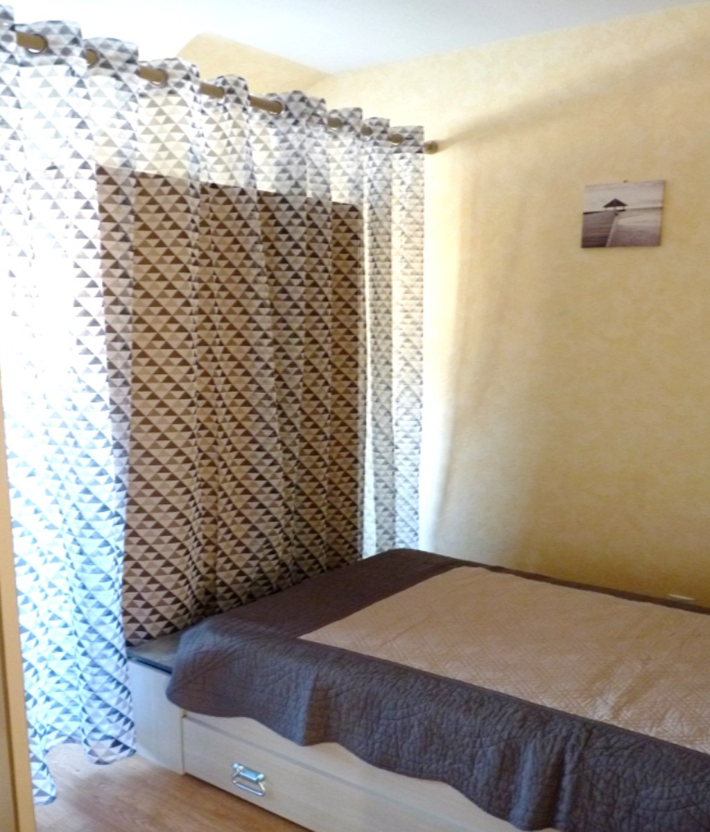 Chambre indépendante pour 2 personnes (2 lits 90 cm) avec rangements, penderie et coin bureau.