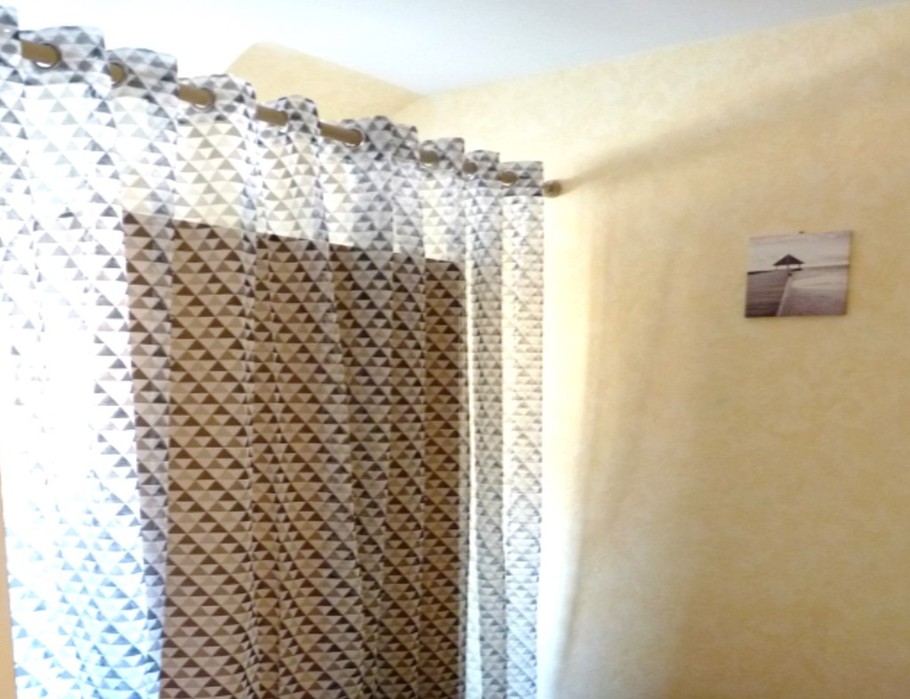 Chambre indépendante pour 2 personnes (2 lits 90 cm) avec rangements, penderie et coin bureau.