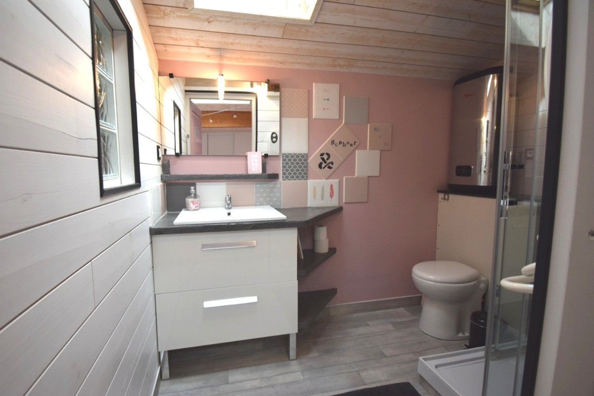 Salle d eau de la chambre parentale avec wc, à l étage