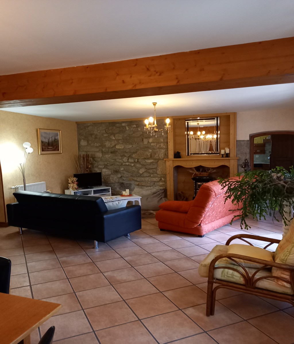 la pièce de vie , avec le coin repas et le salon