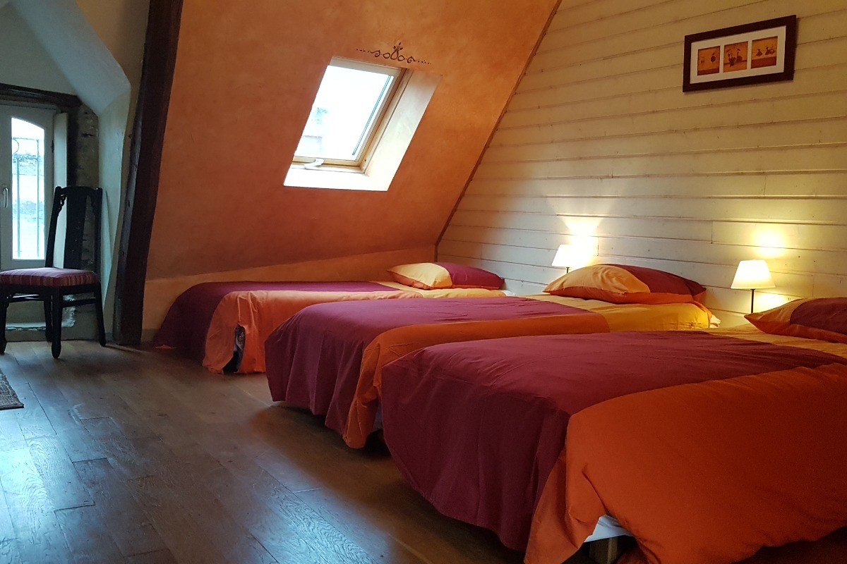 La 3ème chambre au 2nd étage avec 3 lits 90cm et salle d'eau WC indépendante attenante