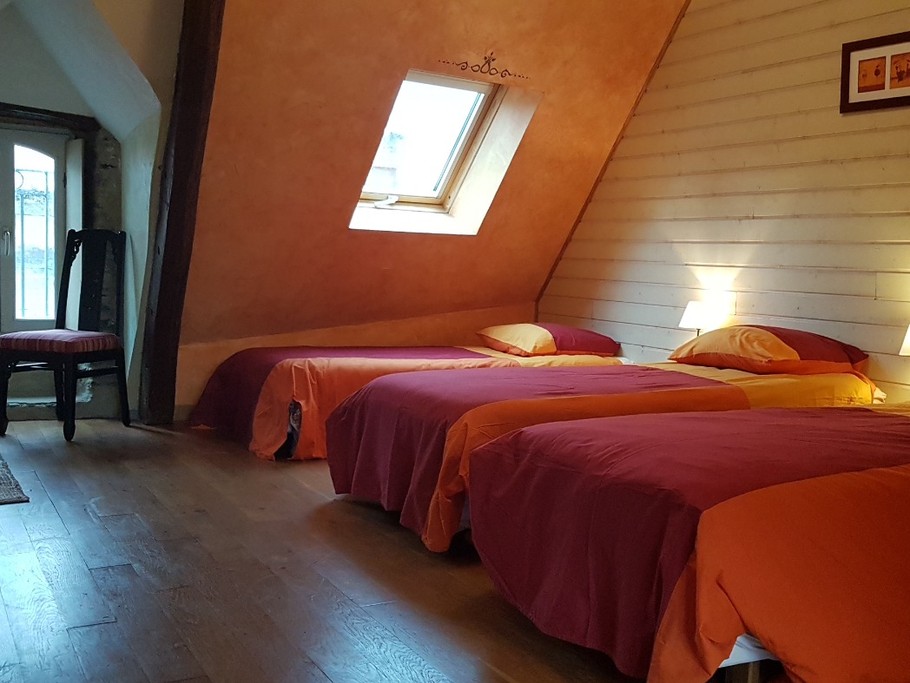 La 3ème chambre au 2nd étage avec 3 lits 90cm et salle d'eau WC indépendante attenante