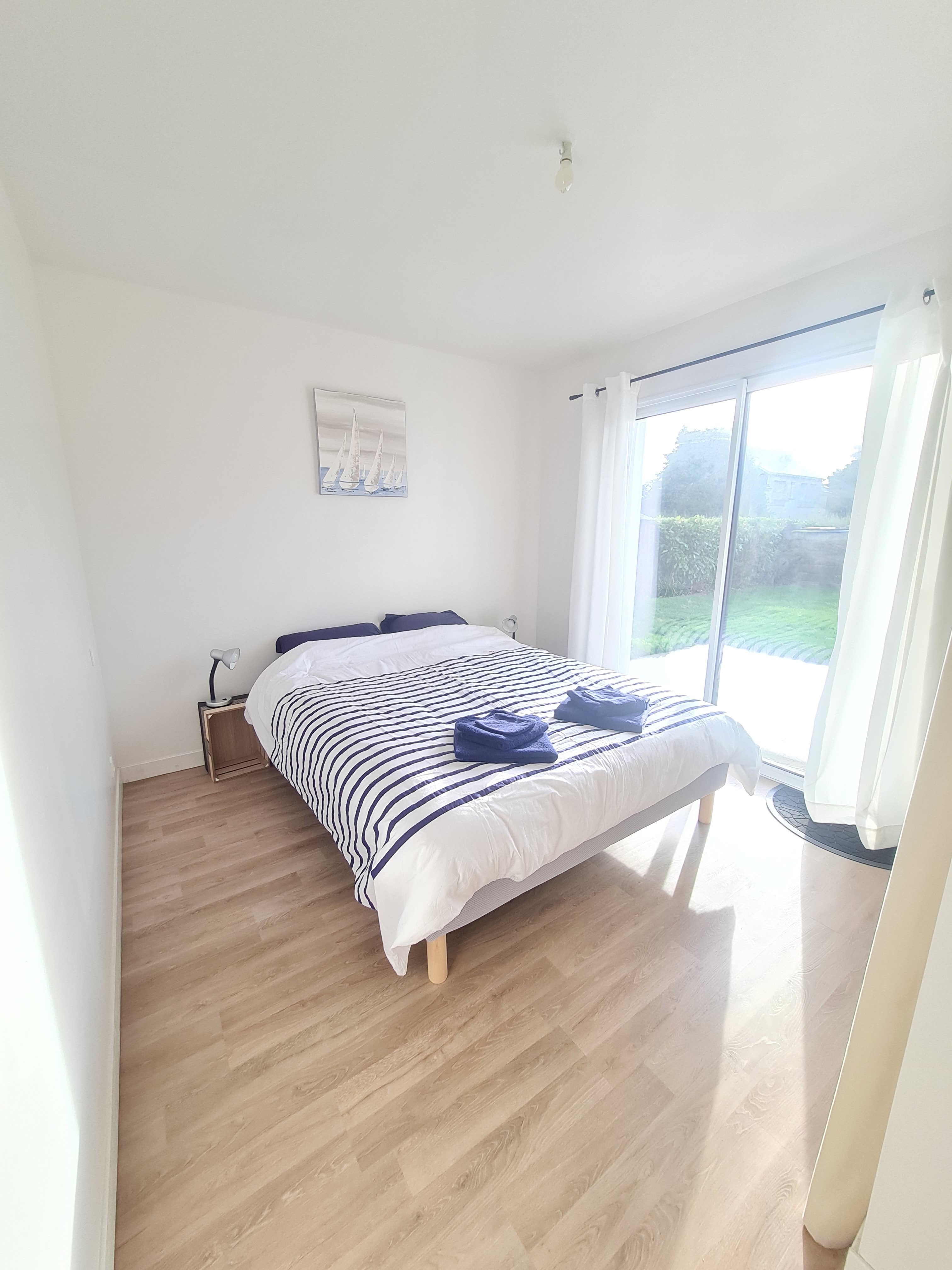 RDC : Chambre 1 avec lit 160 et accès jardin