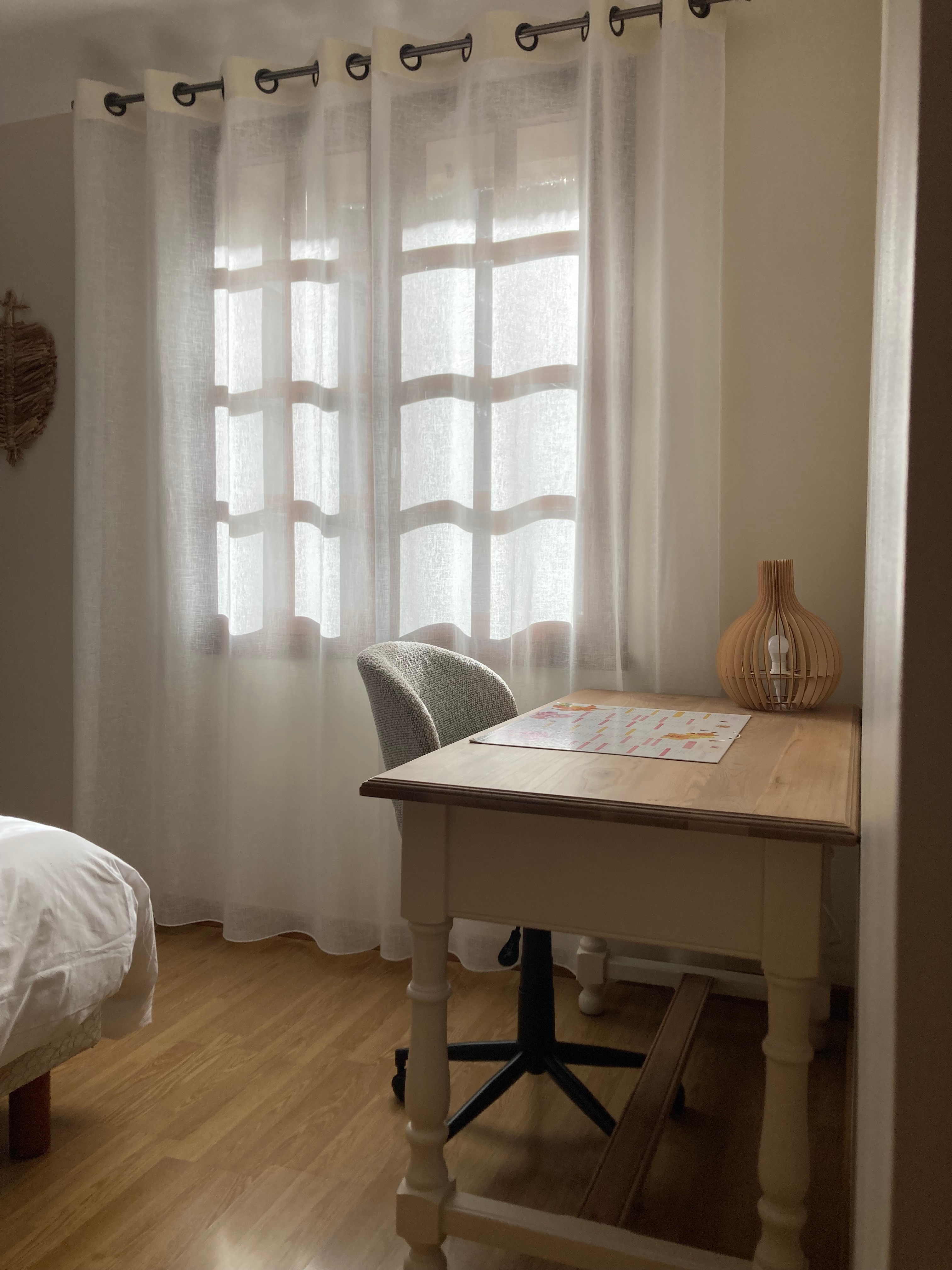 Desk with a swivel chair on castors for your comfort, to read your emails