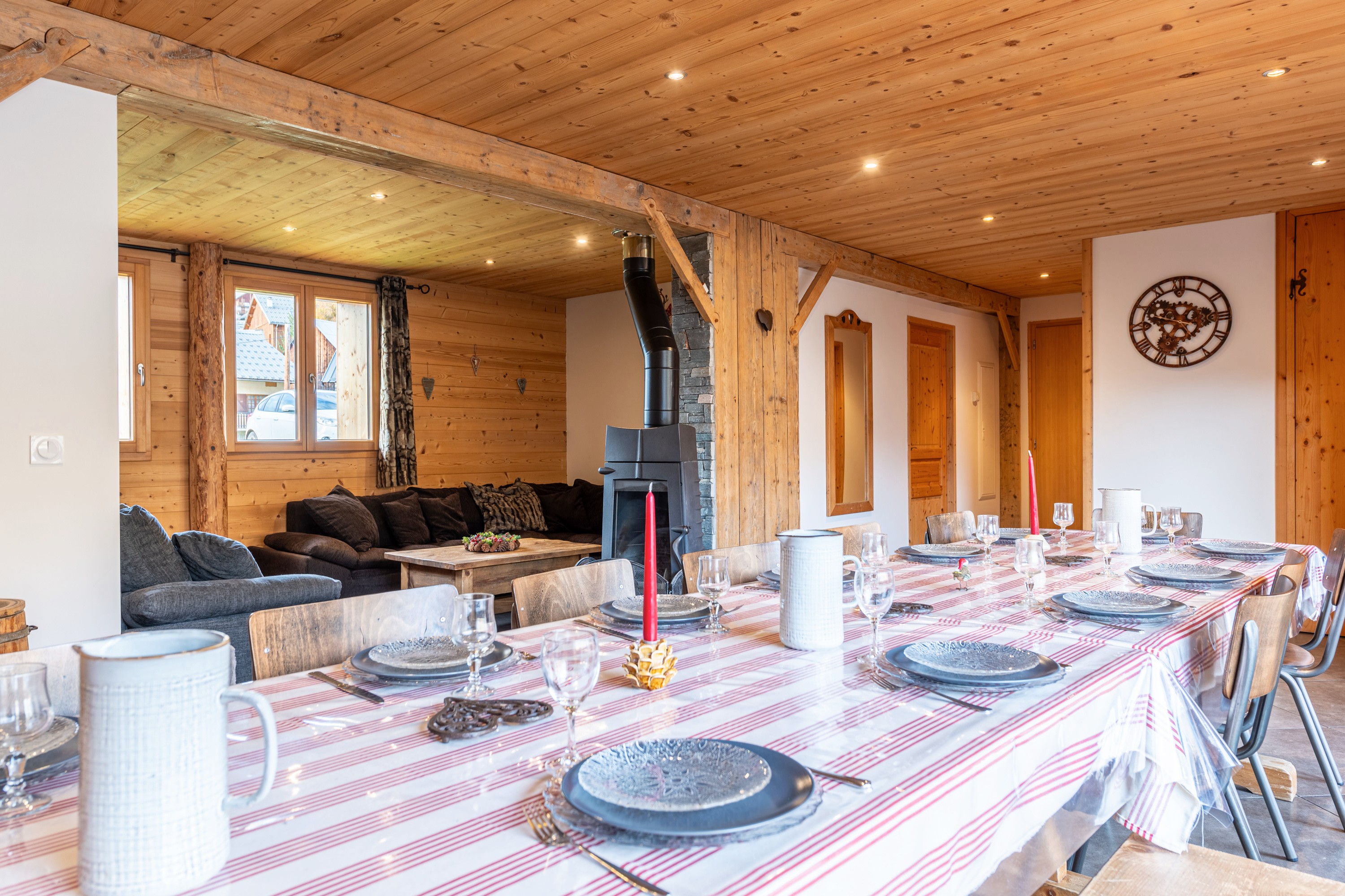 Salle à manger et Salon en arrière plan