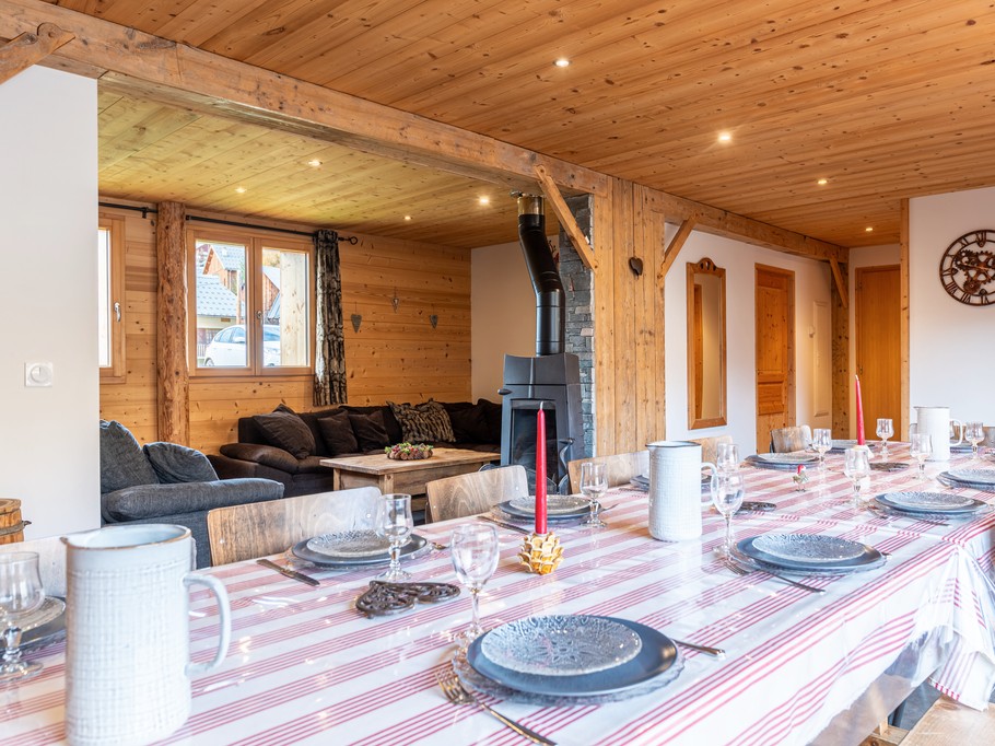 Salle à manger et Salon en arrière plan