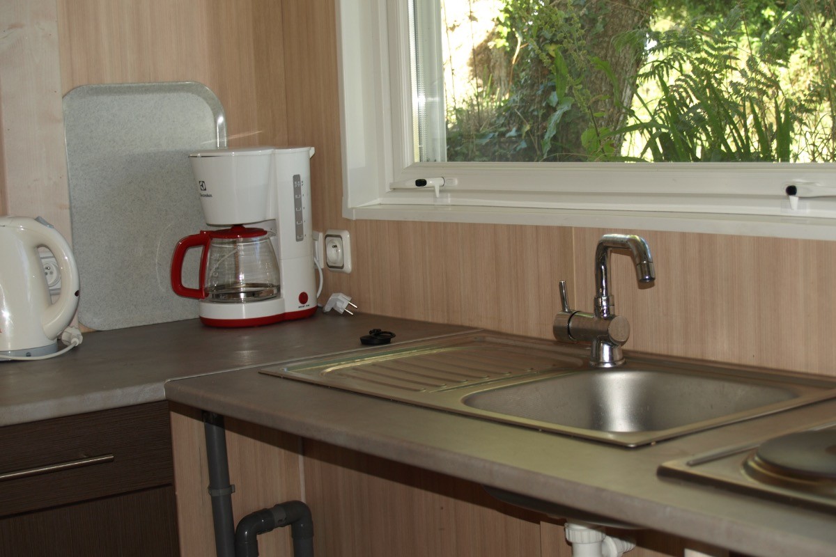Coin cuisine, vue sur la campagne.