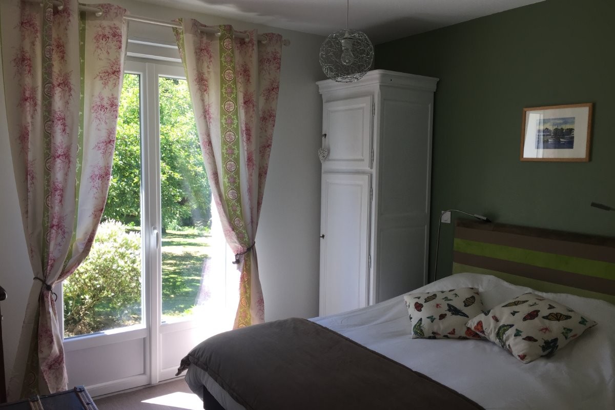 Chambre au rez-de-chaussée qui s’ouvre sur le jardin
