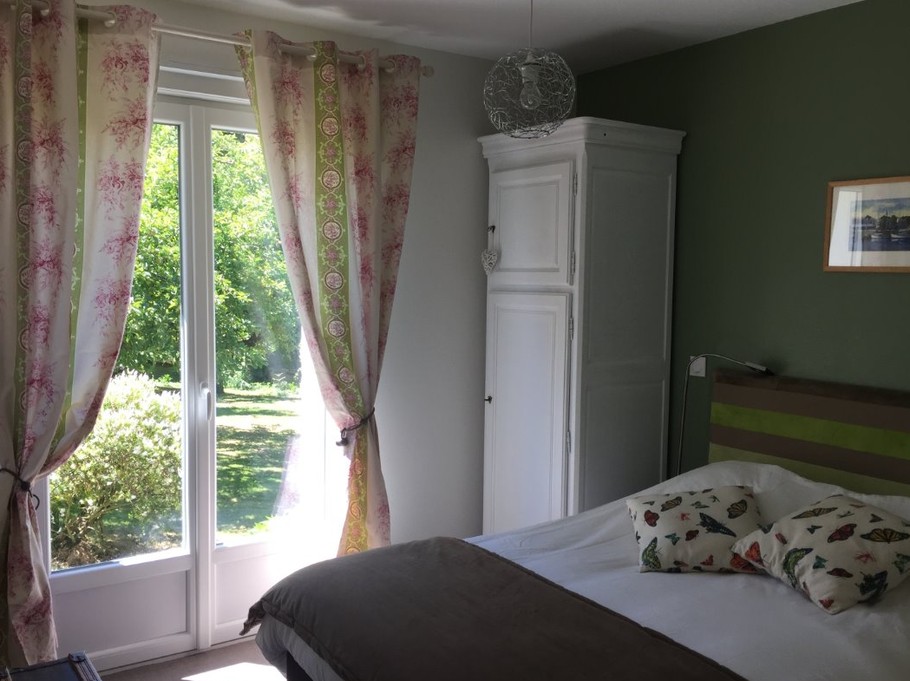 Chambre au rez-de-chaussée qui s’ouvre sur le jardin