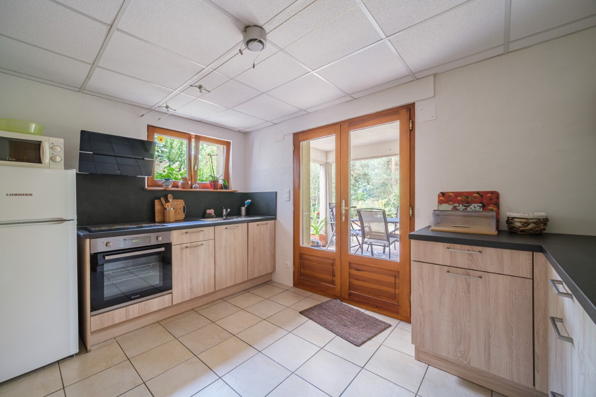 La cuisine avec accès direct à la terrasse