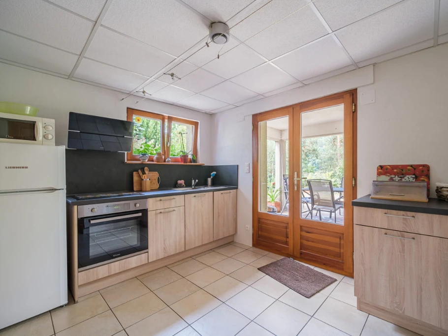 La cuisine avec accès direct à la terrasse