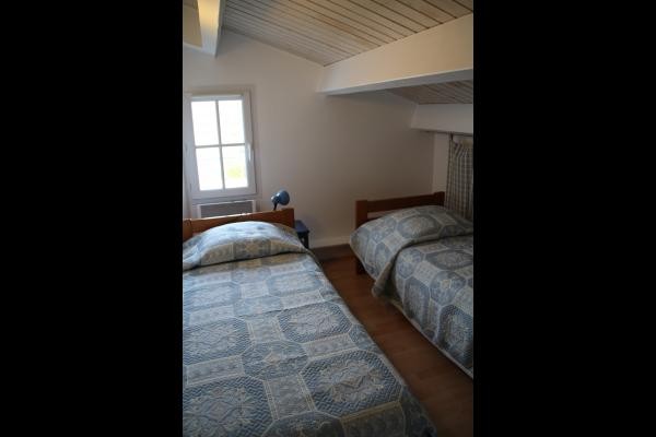 La chambre avec 2 lits une place