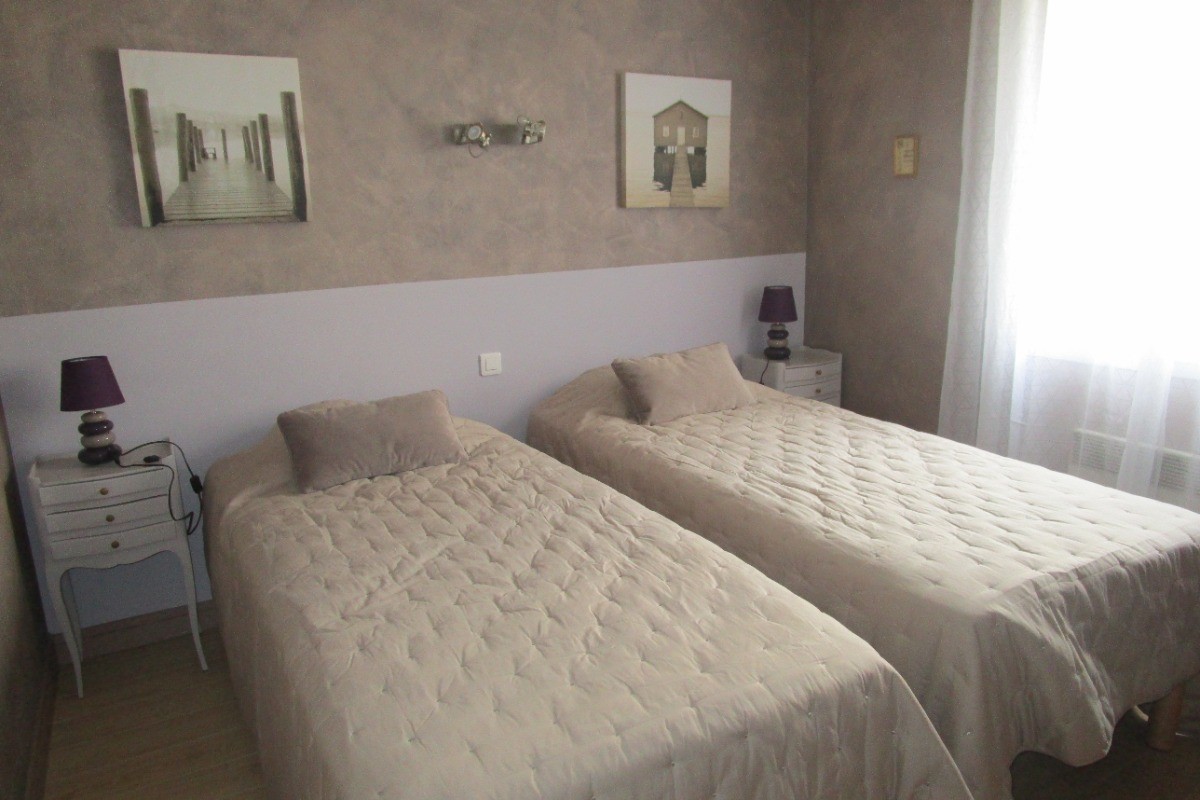 chambre avec 2 lits de 90x200 pouvant faire 1 lit de 190x200