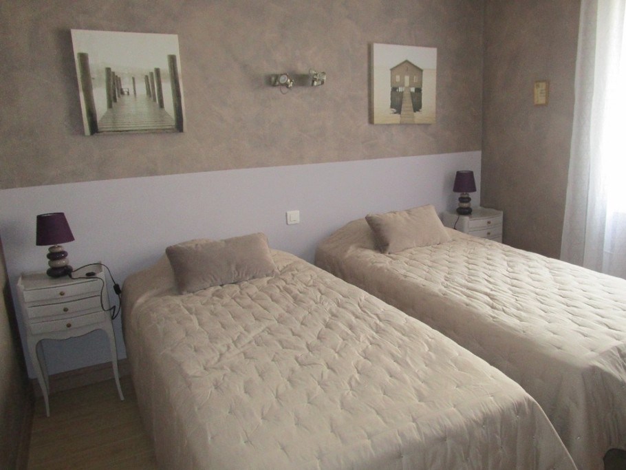 chambre avec 2 lits de 90x200 pouvant faire 1 lit de 190x200