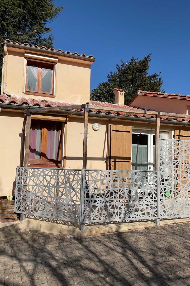 Gîte le mimosa avec sa grande terrasse ensoleillée