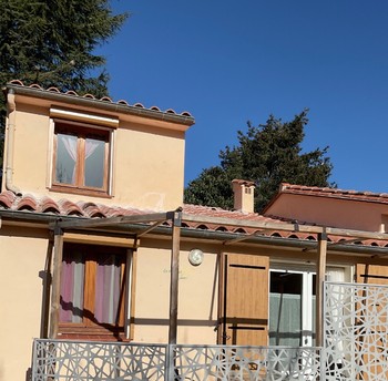 Gîte le mimosa avec sa grande terrasse ensoleillée