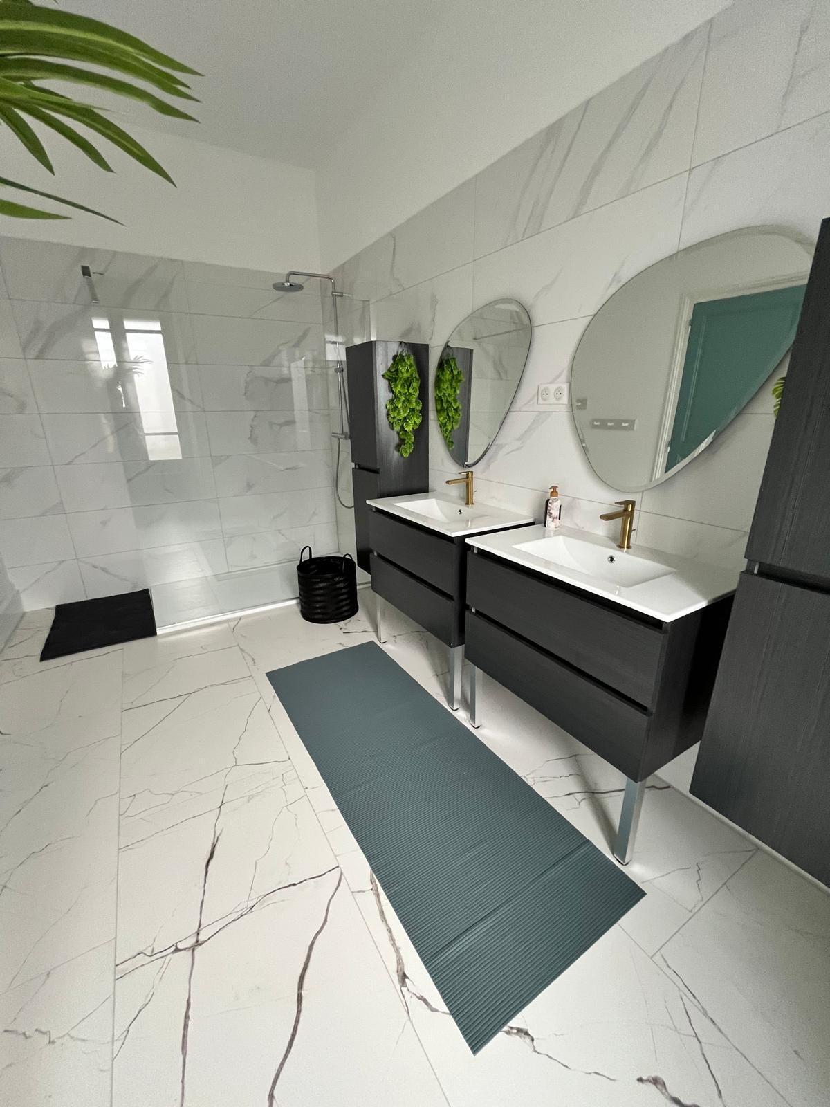 Grande salle d 'eau spacieuse