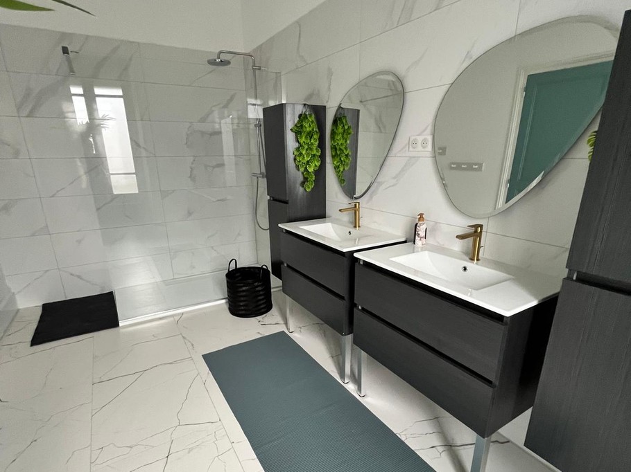 Grande salle d 'eau spacieuse