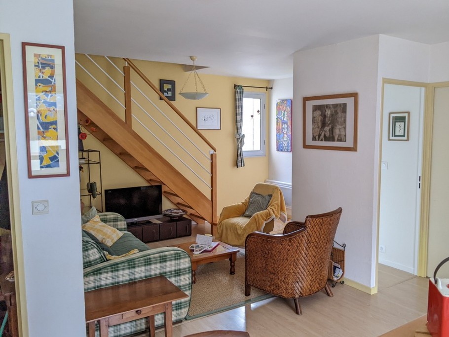 Espace salon vu de la cuisine