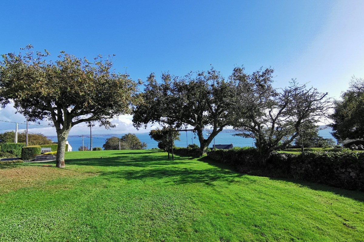 Grand jardin face à la mer