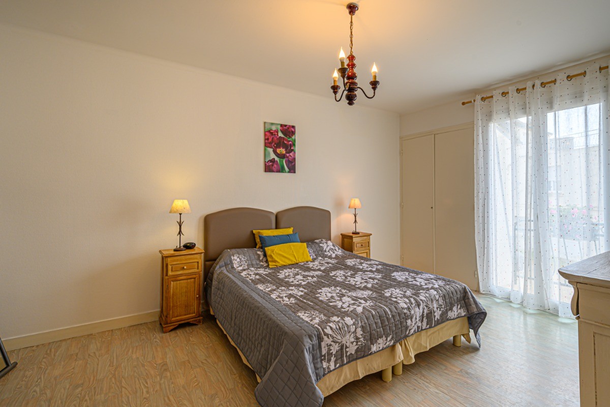 chambre  blanche avec lit 160 cm